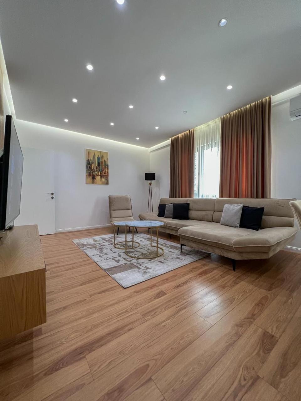 Lux Apartment At Arlis 地拉那 外观 照片