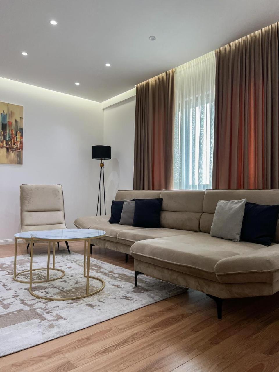 Lux Apartment At Arlis 地拉那 外观 照片